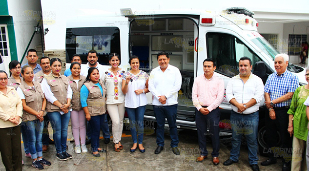 Alcalde entrega ambulancia al DIF