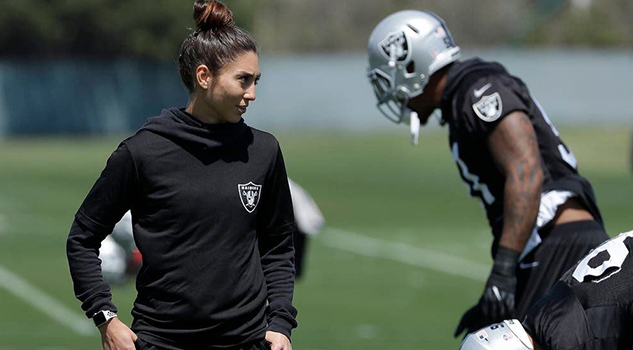 Ella es la primera entrenadora de los Raiders de Oakland