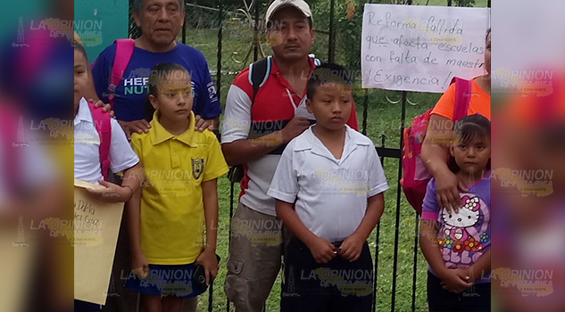 Toman escuela por falta de maestros