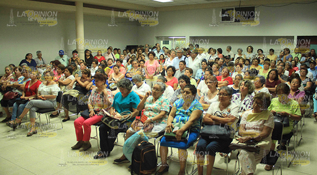 Jubilan a maestros, no los reemplazan
