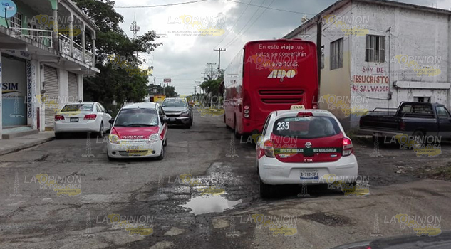 Destrozada la vía Naranjos-Autopista