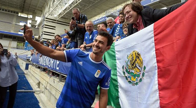 Entre banderas de México y playera de Chivas, Alanís es presentado con Oviedo