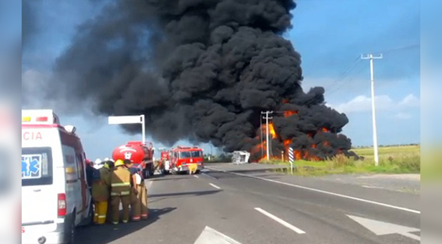 Toma clandestina provoca incendio en ducto de PEMEX