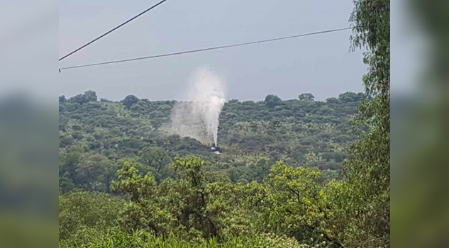 ¡Como fuente! Fuga en ducto de Pemex alcanza más de 10 metros