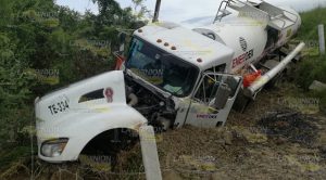 Aparatosa volcadura de pipa de Energex en la Tuxpan-Tampico