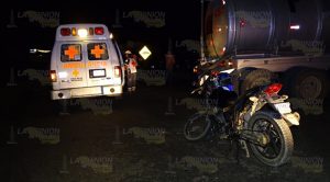 Profesor estampa su motocicleta contra una pipa en Álamo