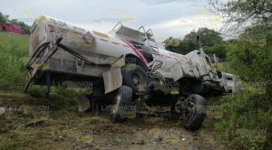 Aparatosa volcadura de pipa de Energex en la Tuxpan-Tampico