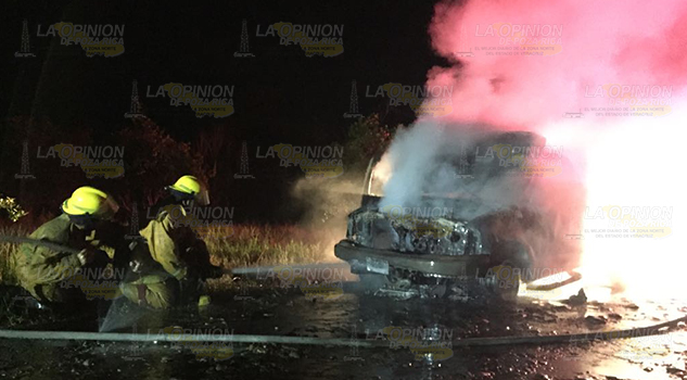 Camioneta se incendia por un corto circuito en Álamo
