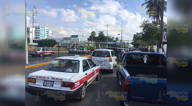 ¡Caos vial en Poza Rica! padres de familia se estacionan en doble fila