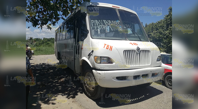 Operador de Transportes Barra Norte causa accidente en Tuxpan