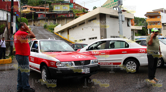 Desquician el tráfico, aparatoso choque de taxistas