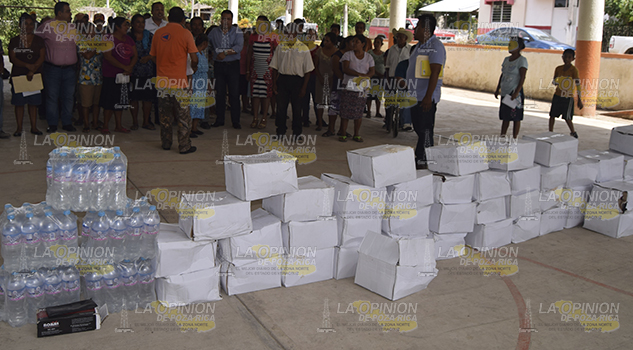 Una burla, cuatro litros de agua para mitigar sed de familias tihuatecas
