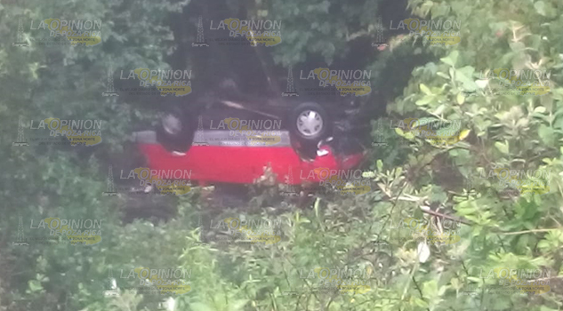 Vehículo terminó al fondo del barranco en la federal México-Tampico