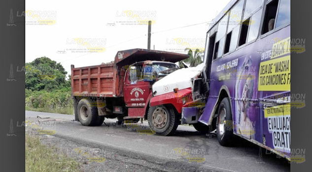 Choca volteo contra autobús sobre la carretera Poza Rica - Cazones