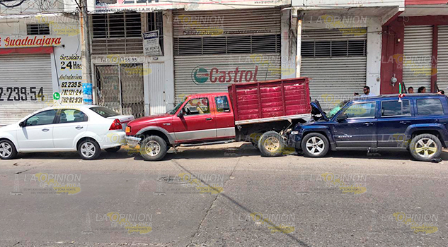 En fuerte encontronazo entre dos vehículos, tres personas lesionadas