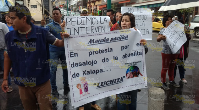 En Xalapa marchan docentes por el centro, demandan no a la reforma educativa