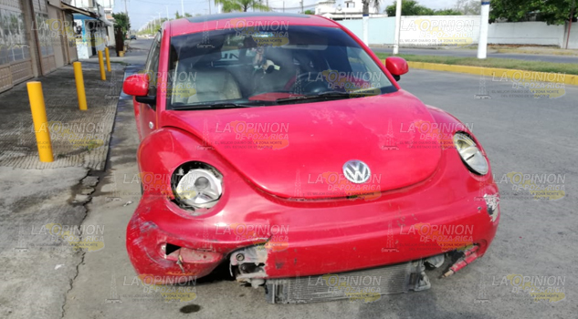 Tras chocar su auto, lo abandona en el kilómetro 8 de la carretera a la Barra Norte, en Tuxpan