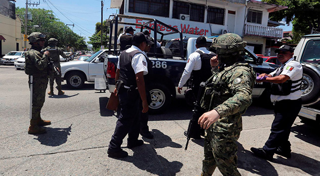 Autoridades federales toman el control de la policía en Acapulco La Fiscalía de Guerrero ha ejecutado dos órdenes de aprehensión a los mandos operativos de la Secretaría de Seguridad