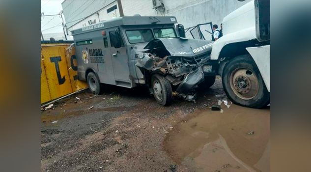 Chocan tráiler contra camioneta de valores para asaltarla
