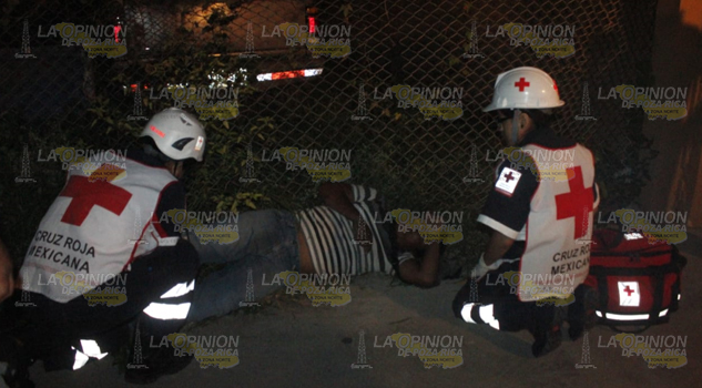 Joven sufre accidente al derrapar en su motocicleta en Poza Rica