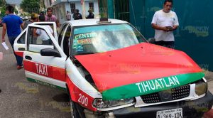 Choque entre taxistas deja a estudiantes policontundidos