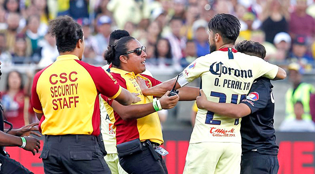 Espontáneo burla seguridad y se toma selfie con Oribe en el América-Chivas