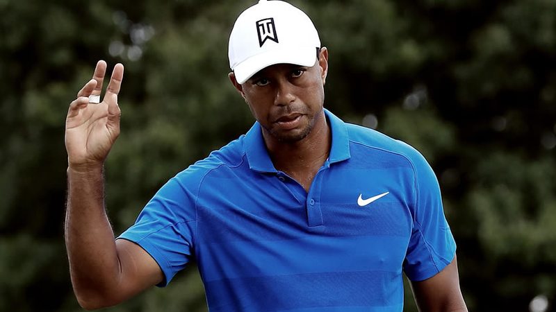 Tiger Woods da exhibición en Atlanta y acaricia primer título en cinco años