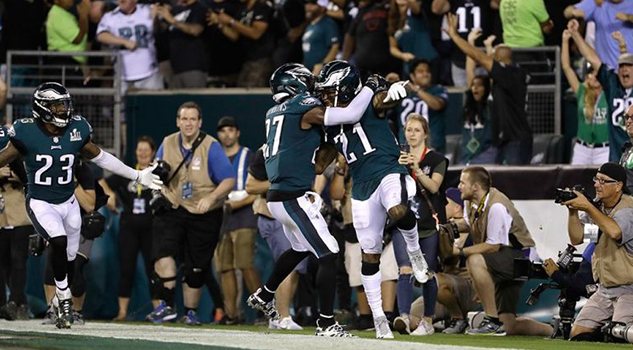 Eagles defiende su corona con triunfo sobre Falcons