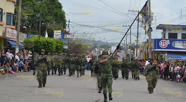 Durante el desfile cívico-militar en Cerro Azul, Ejército muestra equipo táctico y de salvamento