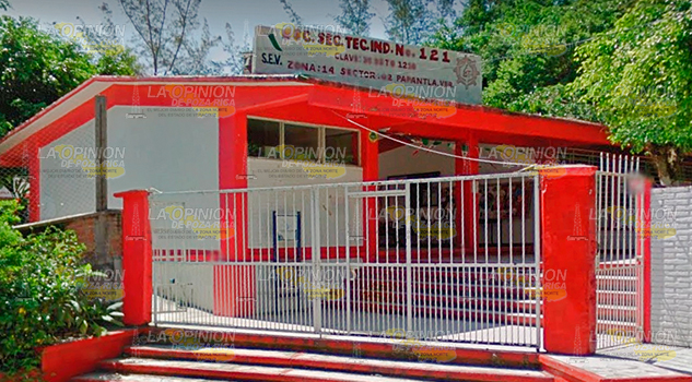 En Papantla: le niegan copia de su boleta por no pagar cuota