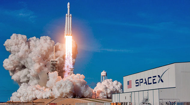 Space X y su obsesión con la Luna: Elon Musk anuncia que ya tienen al primer pasajero para su vuelo turístico