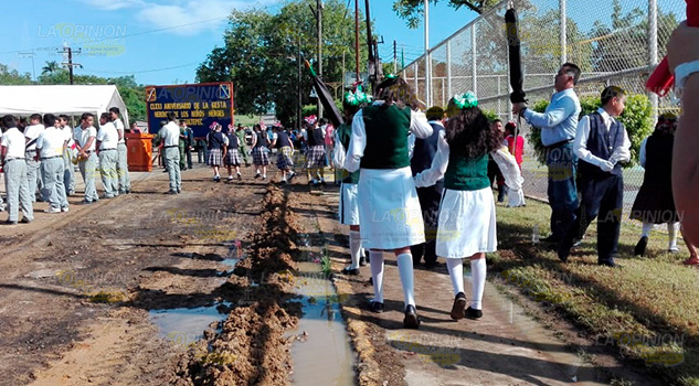 Entre lodacero realizan acto cívico en Cerro Azul Entre Lodacero Realizan Acto Cívico Cerro Azul