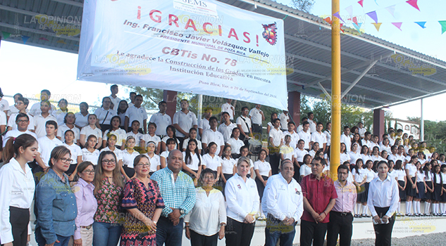 Entregan apoyos para la educación en Poza Rica Entregan Apoyos Para Educación Poza Rica