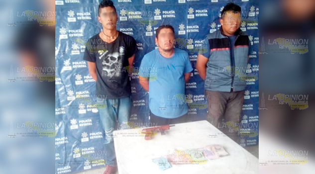 Capturan a tres presuntos huachicoleros, uno armado y con efectivo, en camioneta con reporte de robo