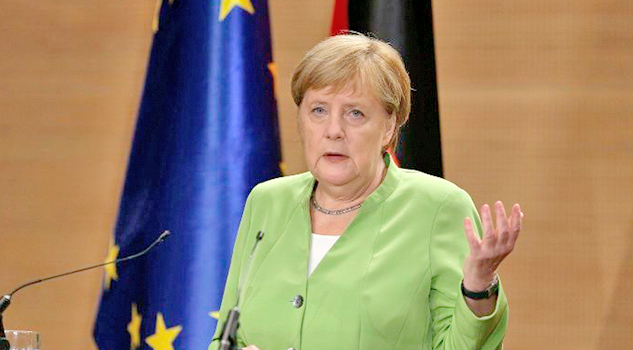 Merkel releva a polémico jefe de los servicios secretos