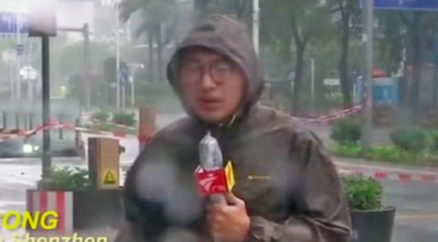Reportero casi muere mientras cubría el gran tifón Mangkhut