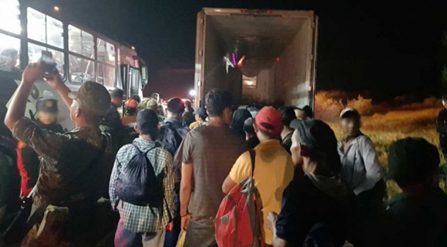 Rescatan a 119 migrantes en un tráiler en Nuevo León