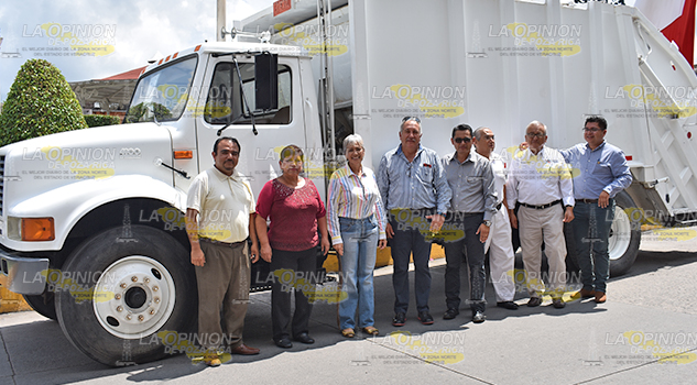 Alcaldesa entrega recolector de basura, sigue dando resultados