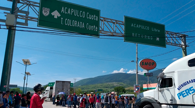 Normalistas bloquean la Autopista del Sol Normalistas Bloquean Autopista del Sol