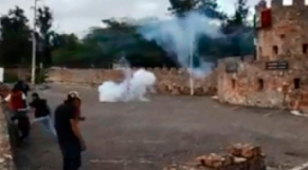 Normalistas atacan sede militar en Guerrero Normalistas atacan sede militar en Guerrero