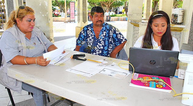 Engrosan padrón del Seguro Popular, brigadistas recorren colonias
