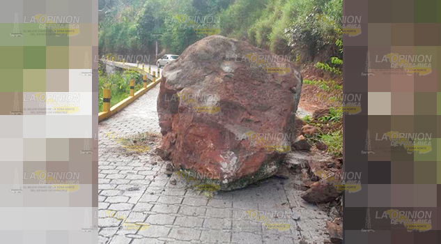 Pánico por derrumbe, cierran paso en tramo carretero