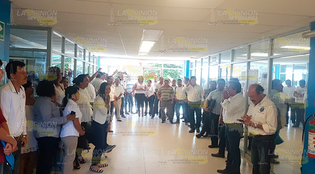 Protestan trabajadores del Tecnológico de Cerro Azul Protestan trabajadores del Tecnológico de Cerro Azul