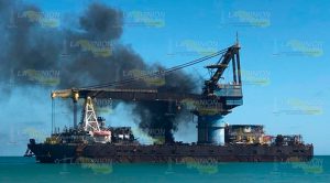 Se incendia barcaza en la costa de Campeche Se Incendia Barcaza Costa Campeche