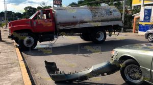 Se incrusta bajo una pipa sobre el bulevar Poza Rica Se Incrusta Bajo Pipa Sobre Bulevar Poza Rica