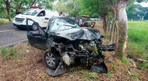 Se salen del camino y chocan contra cerca, 3 lesionados Se Salen Camino Chocan Contra Cerca 3 Lesionados