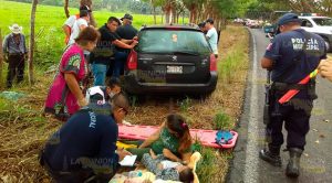 Se salen del camino y chocan contra cerca, 3 lesionados Se Salen Camino Chocan Contra Cerca 3 Lesionados
