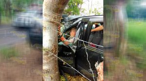 Se salen del camino y chocan contra cerca, 3 lesionados Se Salen Camino Chocan Contra Cerca 3 Lesionados