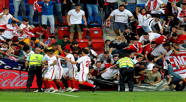 Se cae una valla de la grada cuando celebraban el gol del Sevilla