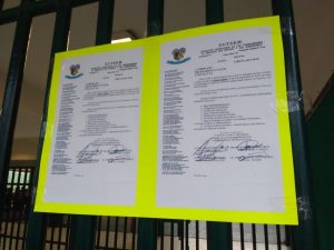 Docentes hacen paro de brazos caídos